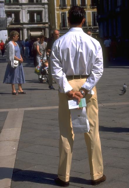Hombre joven de espaldas